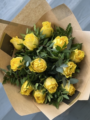12 Yellow Rose Hand tied